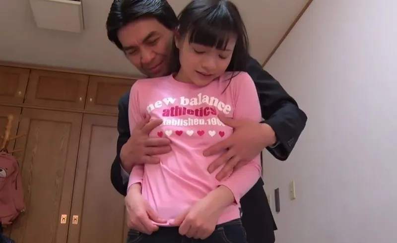 Bố dượng dụ dỗ đứa bé ngoan riêng ngây thơ của vợ